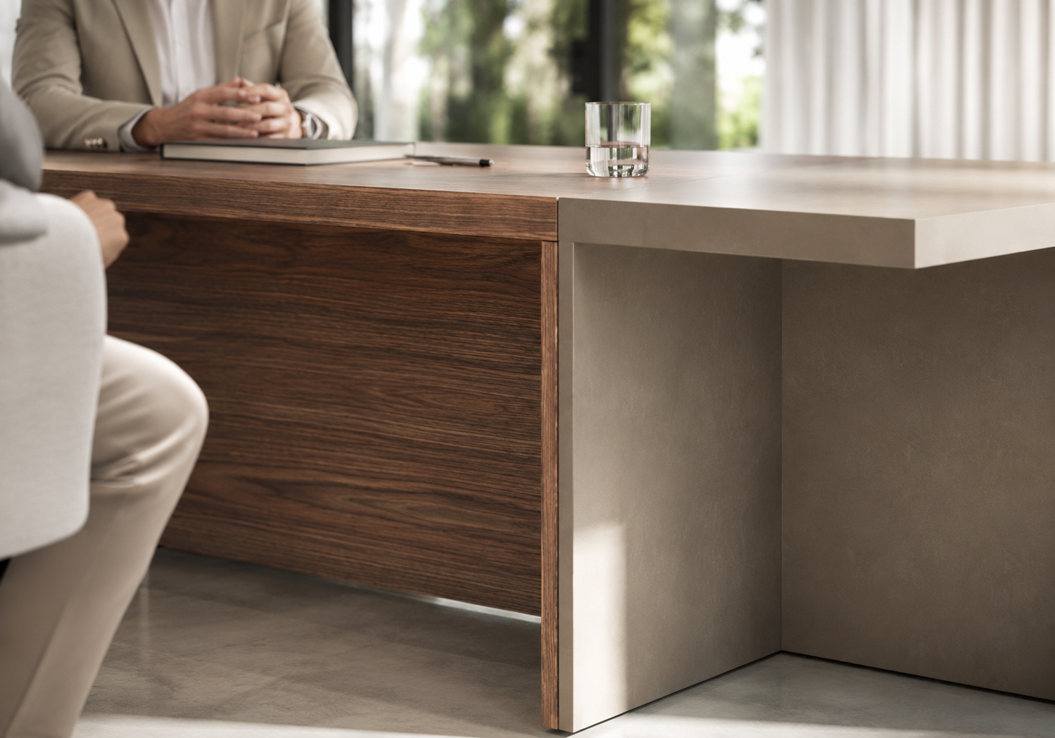 Scrivania direzionale Linea Mux con struttura architettonica